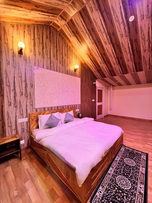 Klassieke kamer, balkon, uitzicht op bergen | Een bureau, gratis wifi