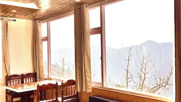 Classic Room, Balcony, Mountain View | Interior