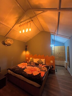 Klassieke kamer, balkon, uitzicht op bergen | Een bureau, gratis wifi