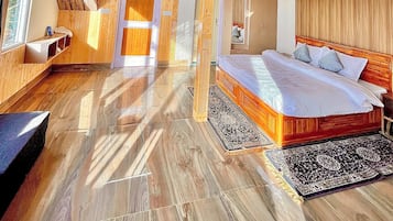 Classic Room, Balcony, Mountain View | Desk, free WiFi