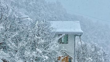 Family House, Balcony, Mountain View | Egyptian cotton sheets, premium bedding, desk, free WiFi