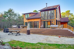 Outdoor dining - Luxury Mt Pocono Log Cabin Stunning Private Wooded Escape for Large Family/Group (Long Pond)