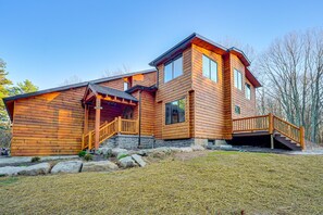 Exterior - Luxury Mt Pocono Log Cabin Stunning Private Wooded Escape for Large Family/Group (Long Pond)