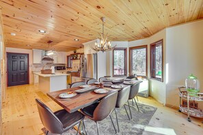 Dining - Luxury Mt Pocono Log Cabin Stunning Private Wooded Escape for Large Family/Group (Long Pond)