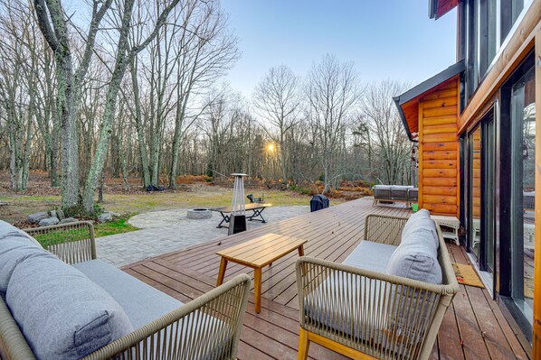 Terrace/patio - Luxury Mt Pocono Log Cabin Stunning Private Wooded Escape for Large Family/Group (Long Pond)
