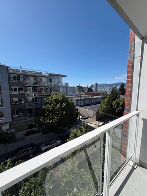 Property grounds - Bright 1BR + DEN in Mt Pleasant · 9 min to BC Place (Vancouver)