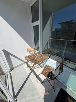 Property grounds - Bright 1BR + DEN in Mt Pleasant · 9 min to BC Place (Vancouver)