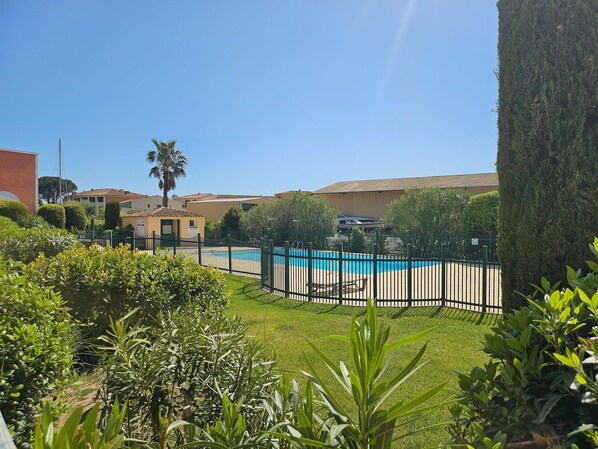 Property grounds - Nice one-bedroom apartment with pool in the Gulf of Saint-Tropez. (PORT GRIMAUD)