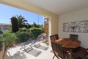 Outdoor dining - Nice one-bedroom apartment with pool in the Gulf of Saint-Tropez. (PORT GRIMAUD)
