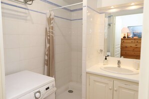 Bathroom - Nice one-bedroom apartment with pool in the Gulf of Saint-Tropez. (PORT GRIMAUD)