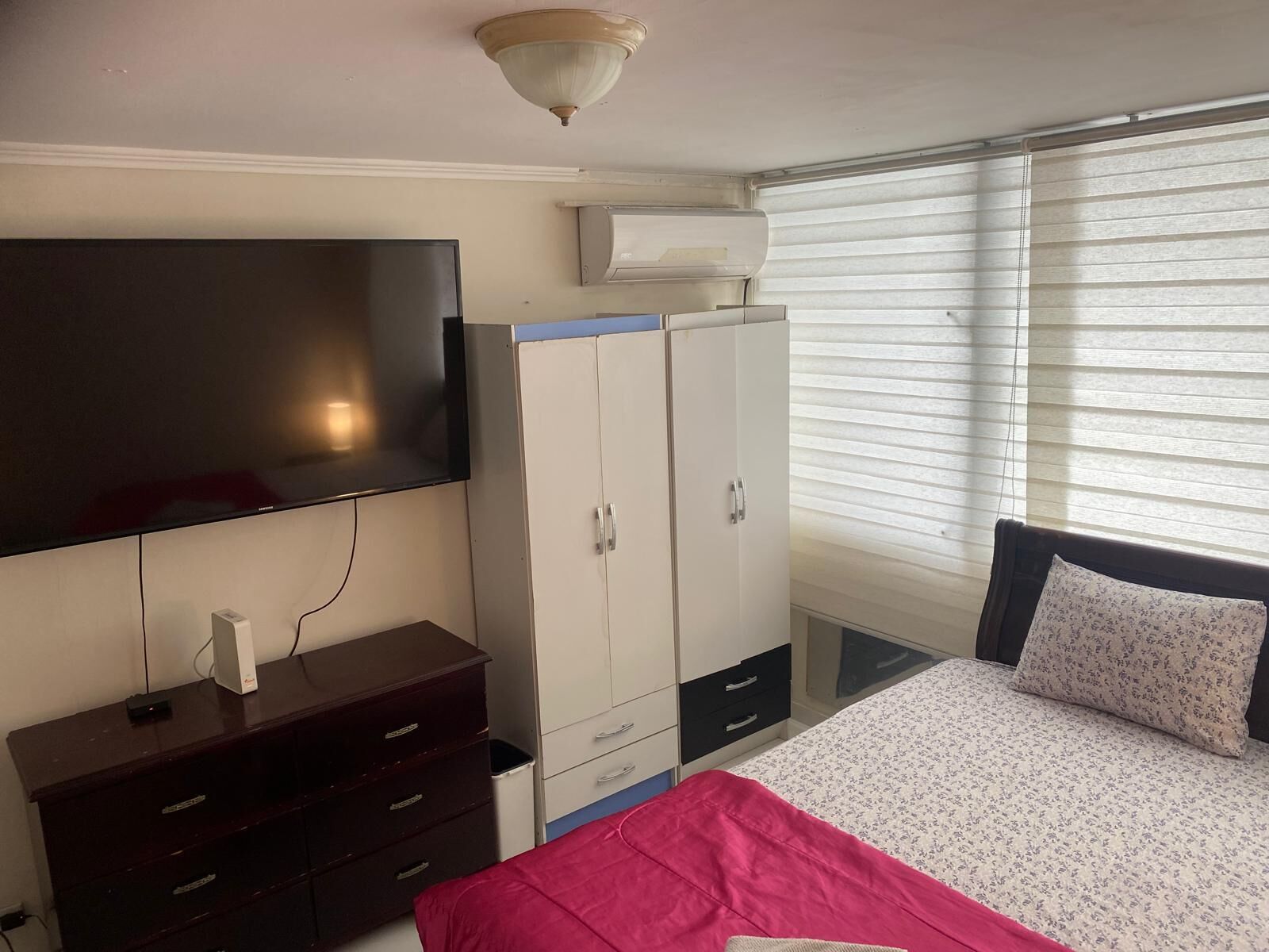 Tabla de planchar con plancha, wifi y ropa de cama 