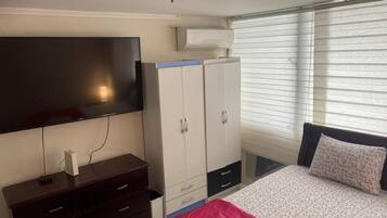 Tabla de planchar con plancha, wifi y ropa de cama