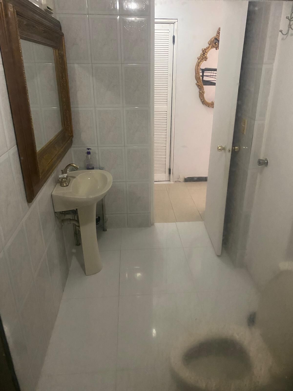 Secadora de cabello, toallas, jabón, papel de baño 
