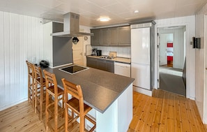 Coffee/tea maker, fridge, microwave, stovetop - 4 bedroom gorgeous home in Væggerløse (Væggerløse)