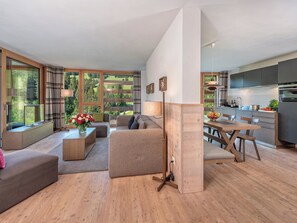 Un espacio habitable moderno con sofá, mesa de centro y zona de comedor.