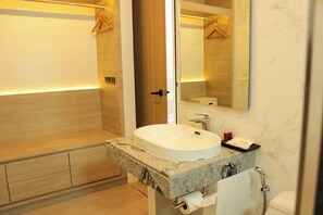 Shower, free toiletries, hair dryer, slippers - Indoor Pool 2 Bed Walk to Beach (Bophut)