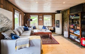 Ein gemütliches Wohnzimmer mit Sofa, Couchtisch und Kamin.