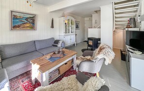 TV, fireplace - Gorgeous home in Lindesnes with WiFi (Lindesnes)