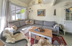 TV, fireplace - Gorgeous home in Lindesnes with WiFi (Lindesnes)
