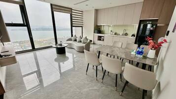 Departamento, balcón, vista a la ciudad | Restaurantes