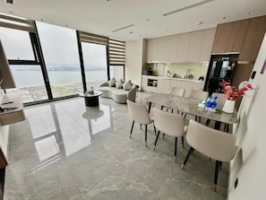 Una cocina moderna con comedor, ventanas amplias y vistas a la ciudad.