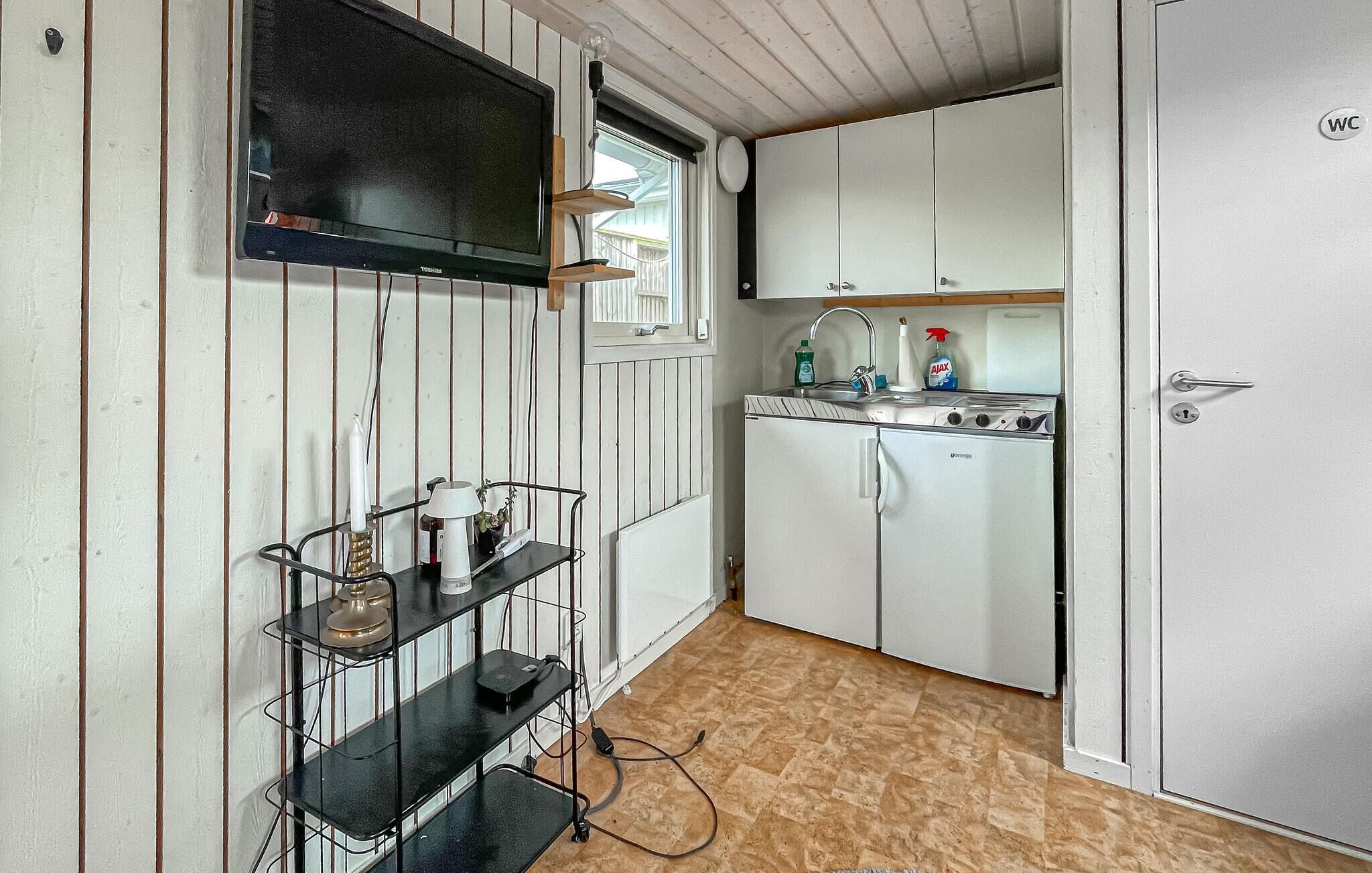 Kylskåp, spishäll, kaffe- och tebryggare och grytor/köksredskap