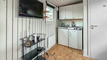 Kylskåp, spishäll, kaffe- och tebryggare och grytor/köksredskap