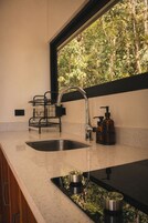 Refrigerador con freezer, microondas, molino de café
