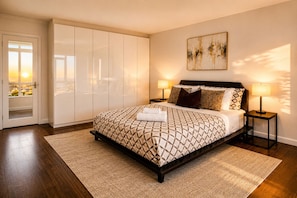 Room - Modern 2BR Condo in Downtown Toronto | Near BMO Field (Toronto)