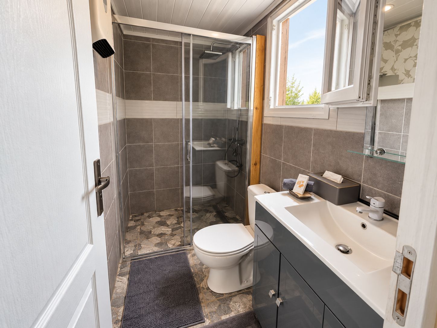 Douche, sèche-cheveux, serviettes fournies, papier toilette
