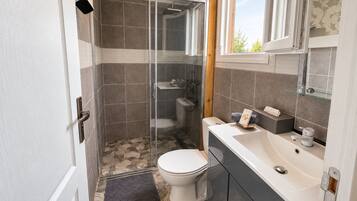 Douche, sèche-cheveux, serviettes fournies, papier toilette