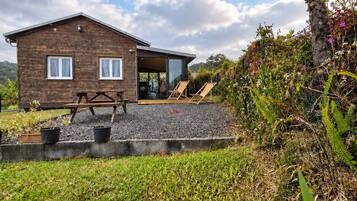 Ein Holzhaus mit Terrasse und Blick auf die umliegende Landschaft.