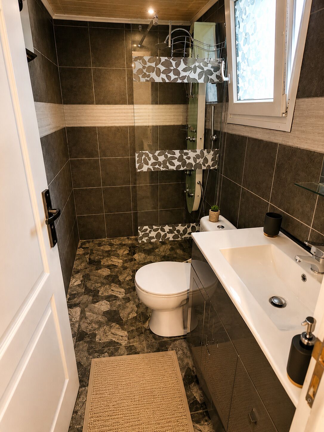 Douche, sèche-cheveux, serviettes fournies, papier toilette