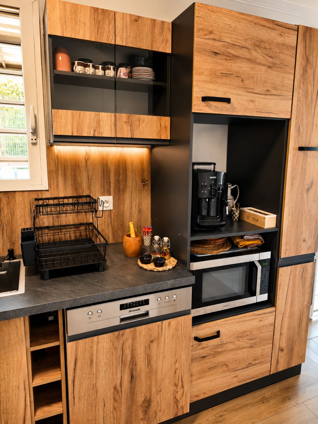 Cafetière/bouilloire, réfrigérateur, micro-ondes, plaque de cuisson