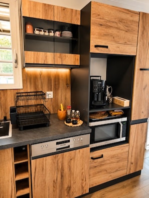 Cafetière/bouilloire, réfrigérateur, micro-ondes, plaque de cuisson