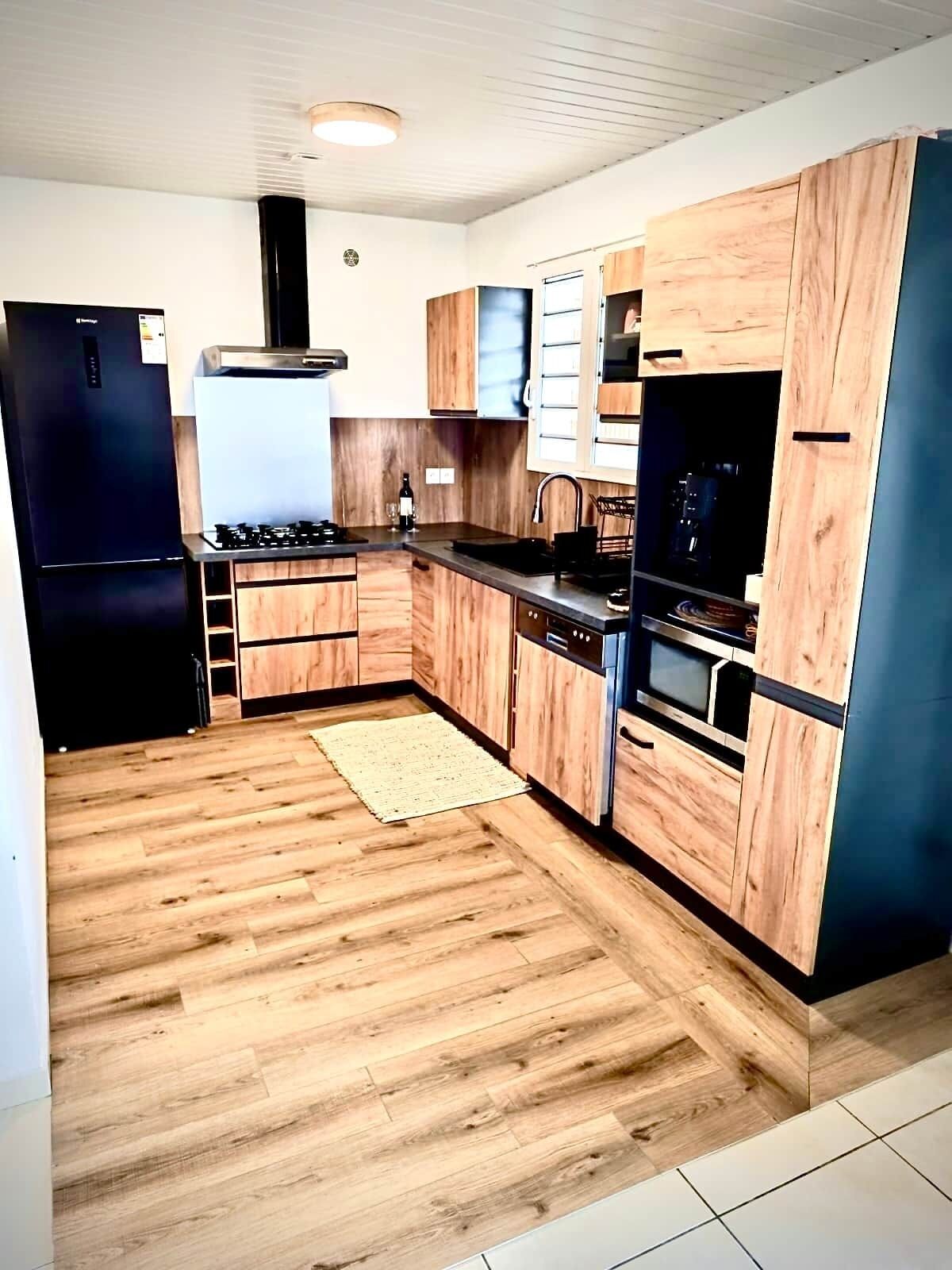Réfrigérateur, micro-ondes, plaque de cuisson, lave-vaisselle