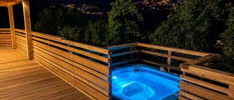 Outdoor spa tub