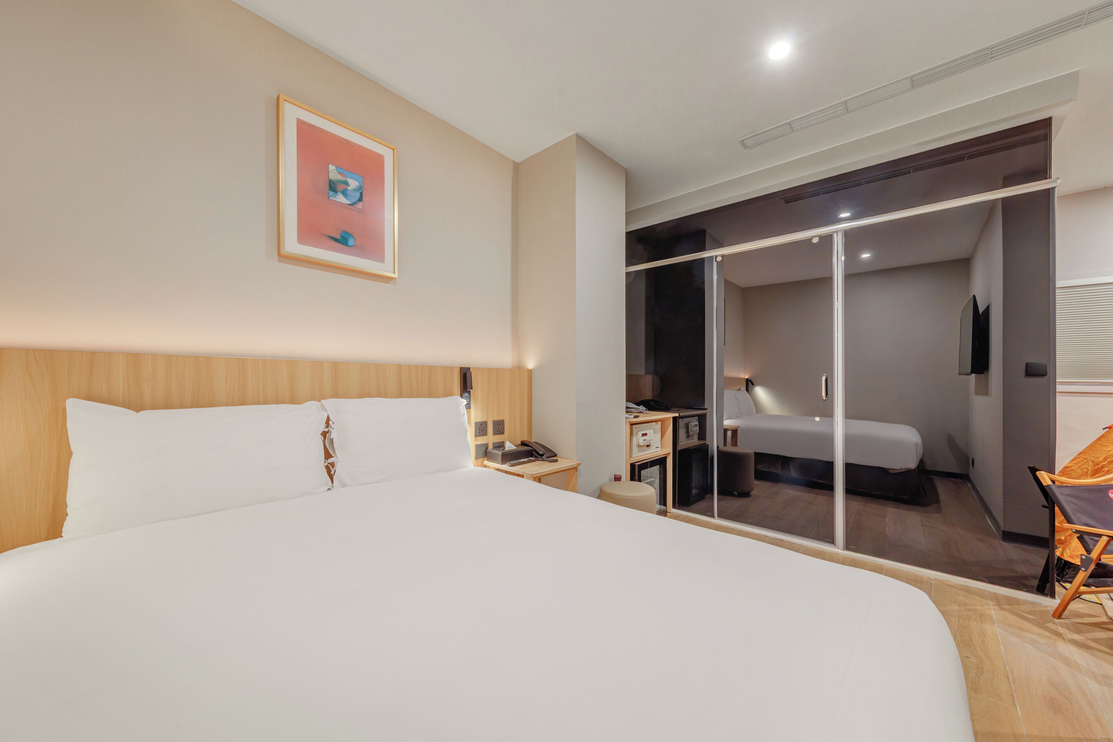 In-room safe, free WiFi, bed sheets