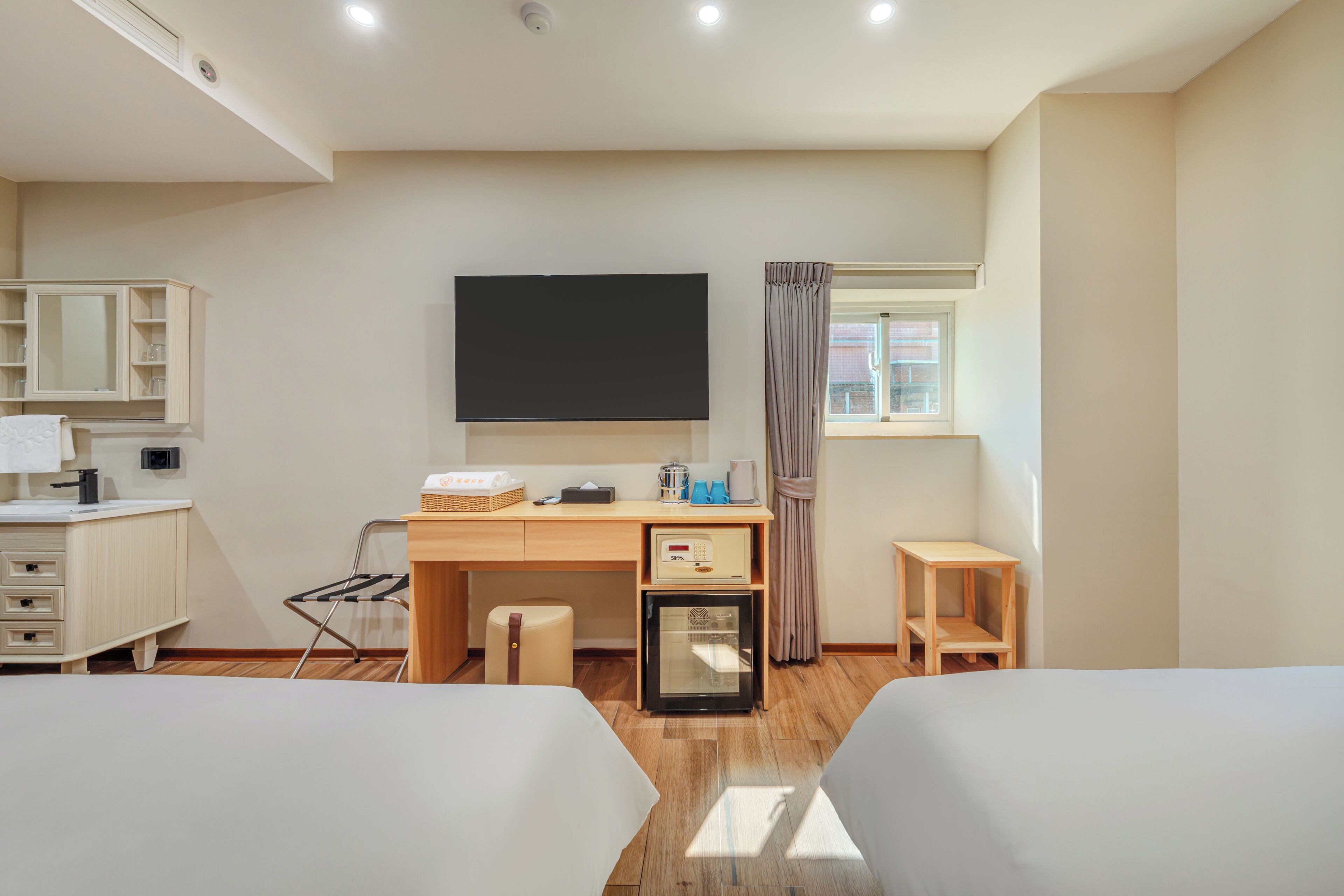 Standard Quadruple Room | In-room safe, desk, WiFi (free), bed sheets