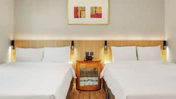 Superior Quadruple Room | In-room safe, desk, WiFi (free), bed sheets