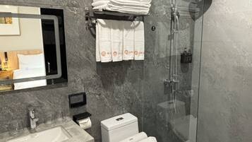 Standard Quadruple Room | Bathroom | Hair dryer, slippers, towels, shampoo