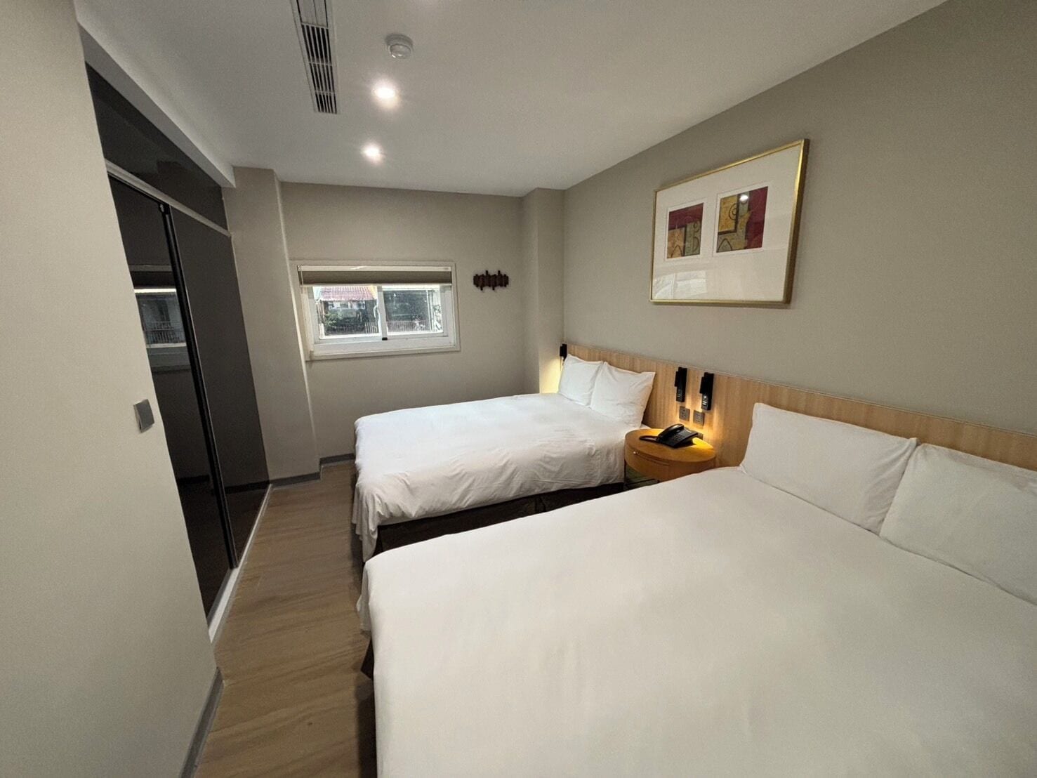 Standard-Vierbettzimmer | Zimmersafe, kostenloses WLAN, Bettwäsche