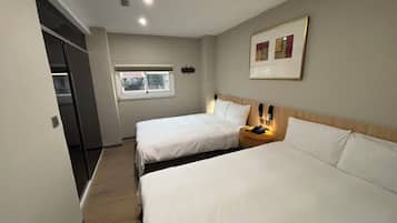 Quarto quádruplo standard | Cofres nos quartos, Wi-Fi de cortesia, roupa de cama