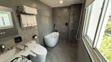 Quarto quádruplo superior | Banheiro | Secador de cabelo, chinelos, toalhas de banho, shampoo