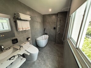 Kamar Quadruple Superior | Kamar mandi | Pengering rambut, sandal, handuk, dan sampo