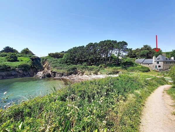A coastal path leading to a stone house with a view of the sea and greenery. - La Sardinerie de la Crique de Porsac'h by Interhome (Le Pouldu)