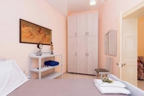 Familienapartment, Stadtblick | Zimmersafe, Verdunkelungsvorhänge, Bügeleisen/Bügelbrett
