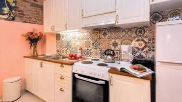 Family Apartment, City View | Private kitchen