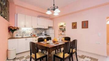 Family Apartment, City View | Private kitchen