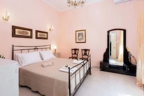 A bedroom with a bed, bedside tables, a mirror, and a piano. - Corfu City Apartments - Kontessa (Corfu, Kerkira)